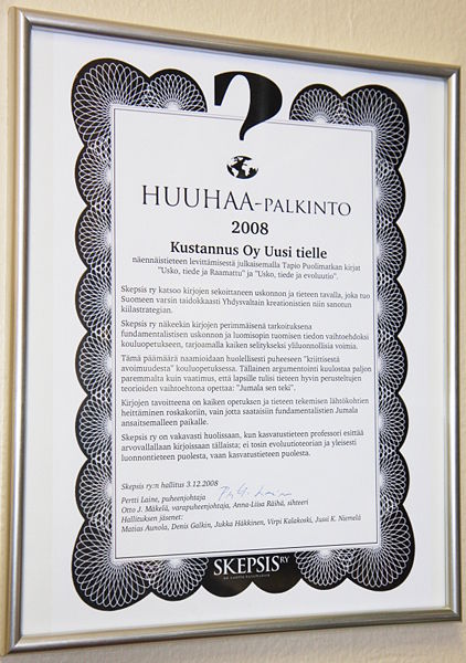 Tiedosto:HuuhaaPalkinto2008.JPG